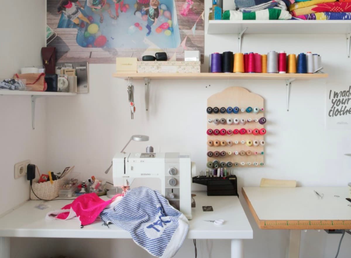 Atelier in Wesseling — Lisas Werkstatt mit Nähmaschine, Garnen und Stoffen