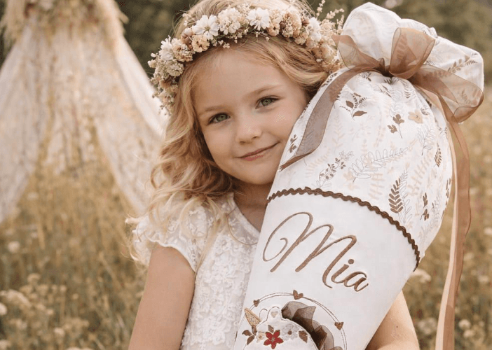 Mädchen mit personalisierter Schultüte von Hej Susi Studio